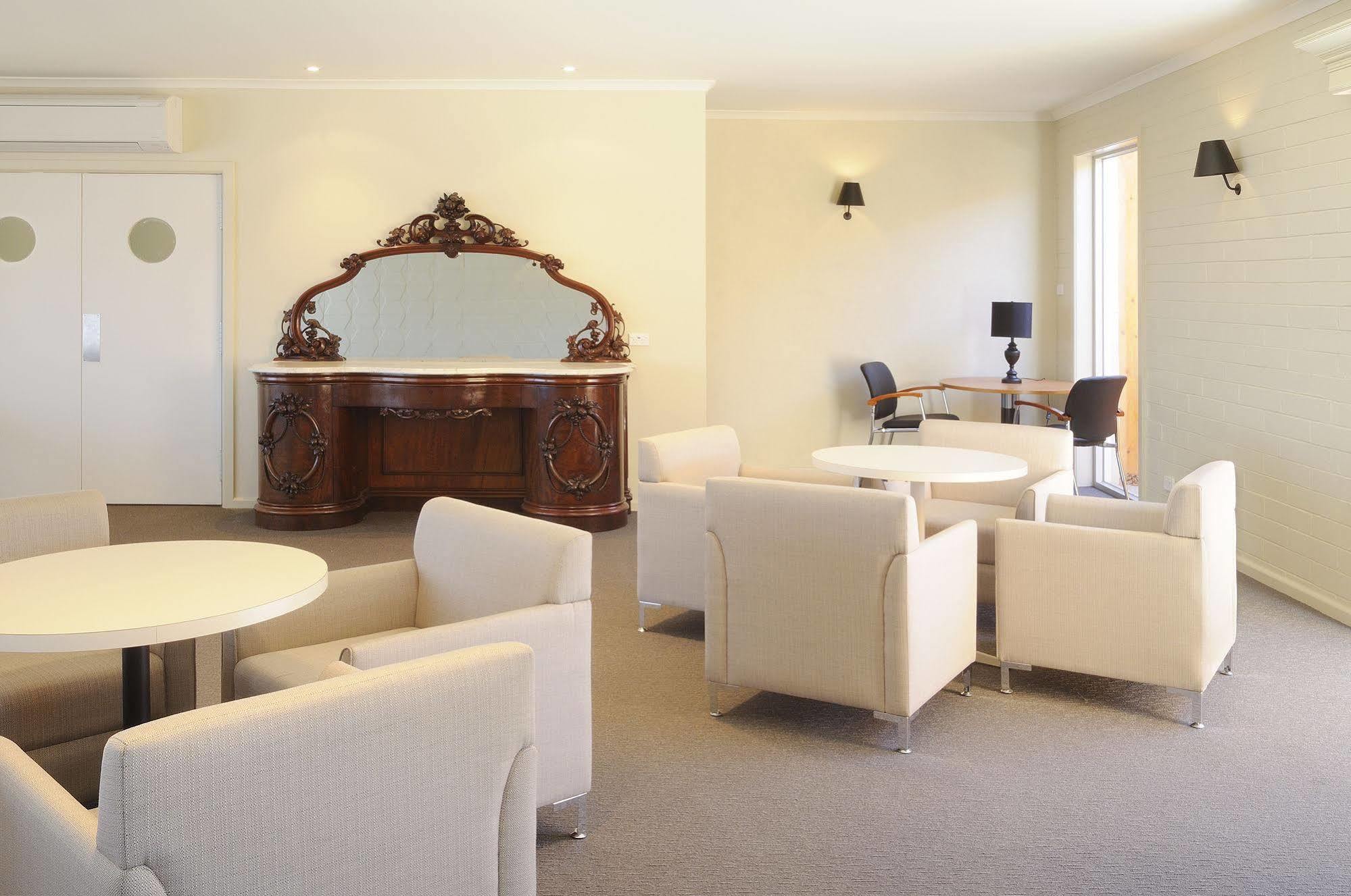 Drouin Motel Екстер'єр фото